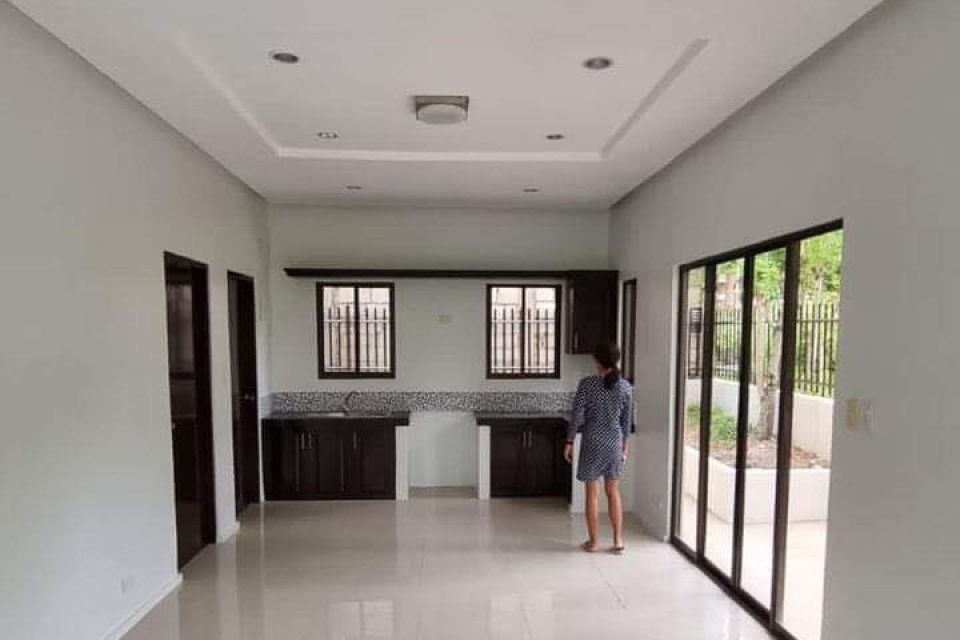 House & Lot in Metropolis Subdivision