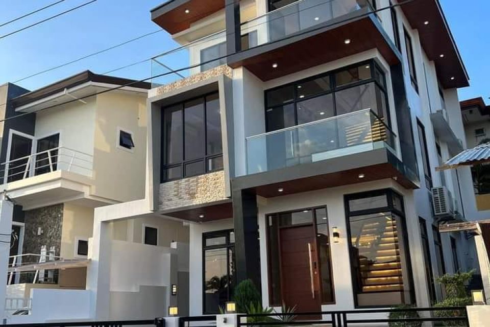 3 storey single attached house