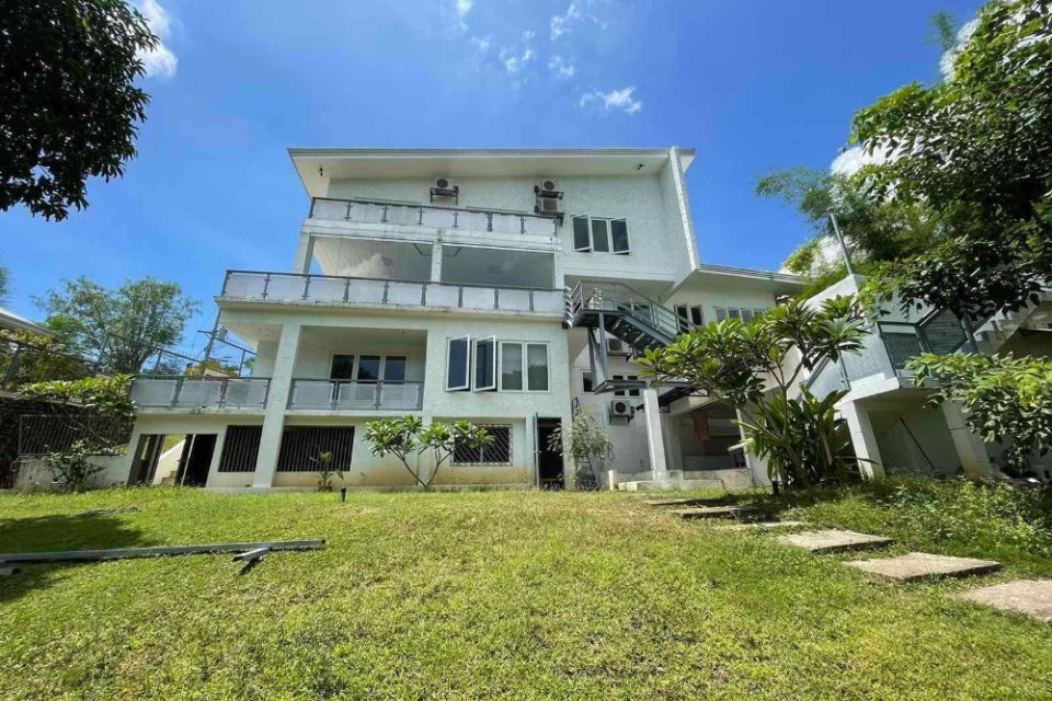 Luxury House For Sale in Maria Luisa Estate Park