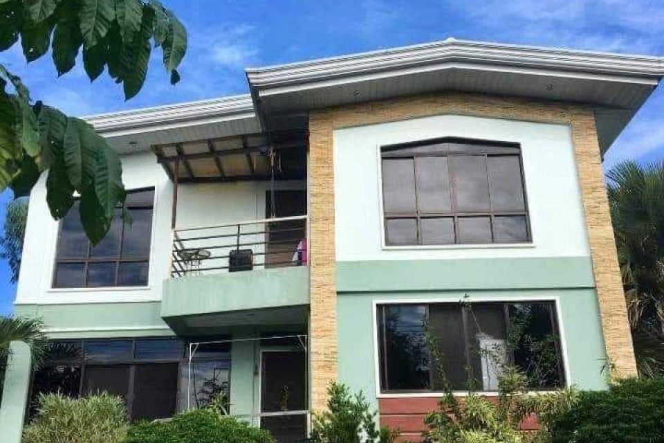 Executive House for Sale in Metropolis!