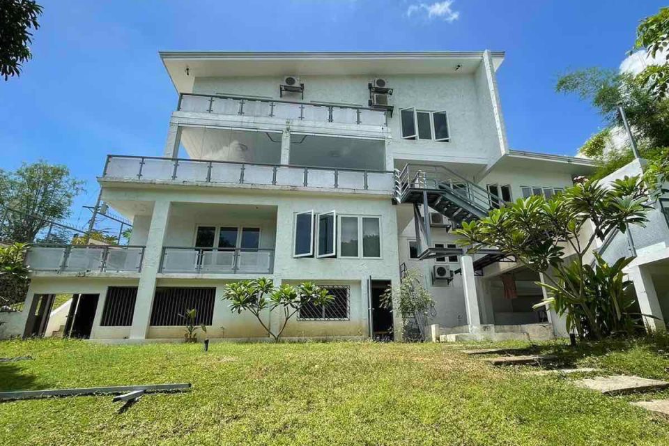 Luxury House For Sale in Maria Luisa Estate Park